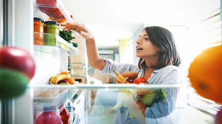 هل تجميد الأطعمة في العبوات البلاستيكية خطر على الصحة؟